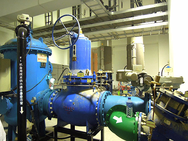 上圖為魯地拉水電站使用的中基ZJY46H減壓閥其中之一,直徑450mm